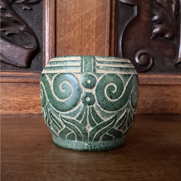 Claire Burke Pot/ Vase - Picture 2 of 11